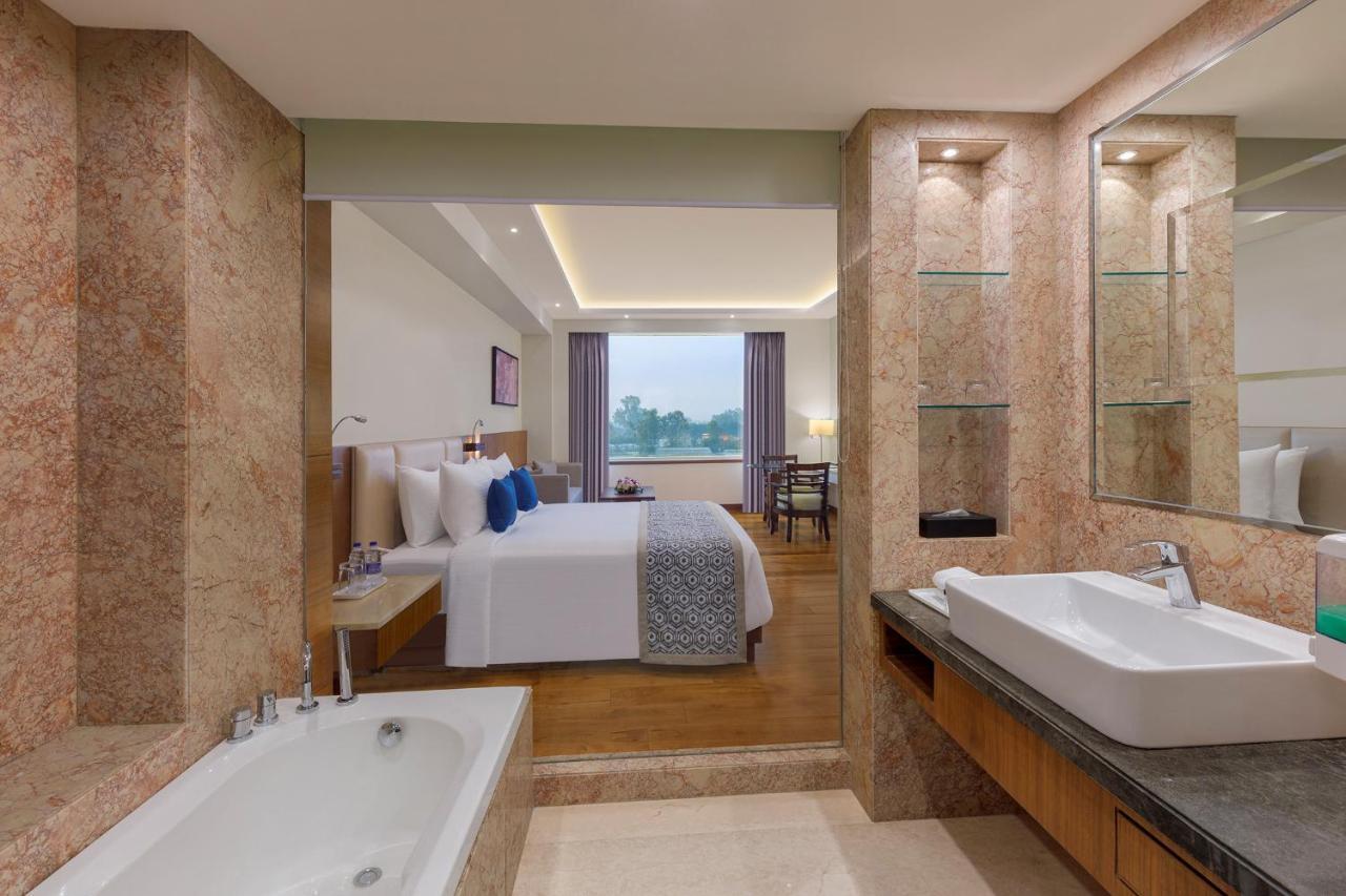 Viraj Sarovar Portico Džammú Exteriér fotografie