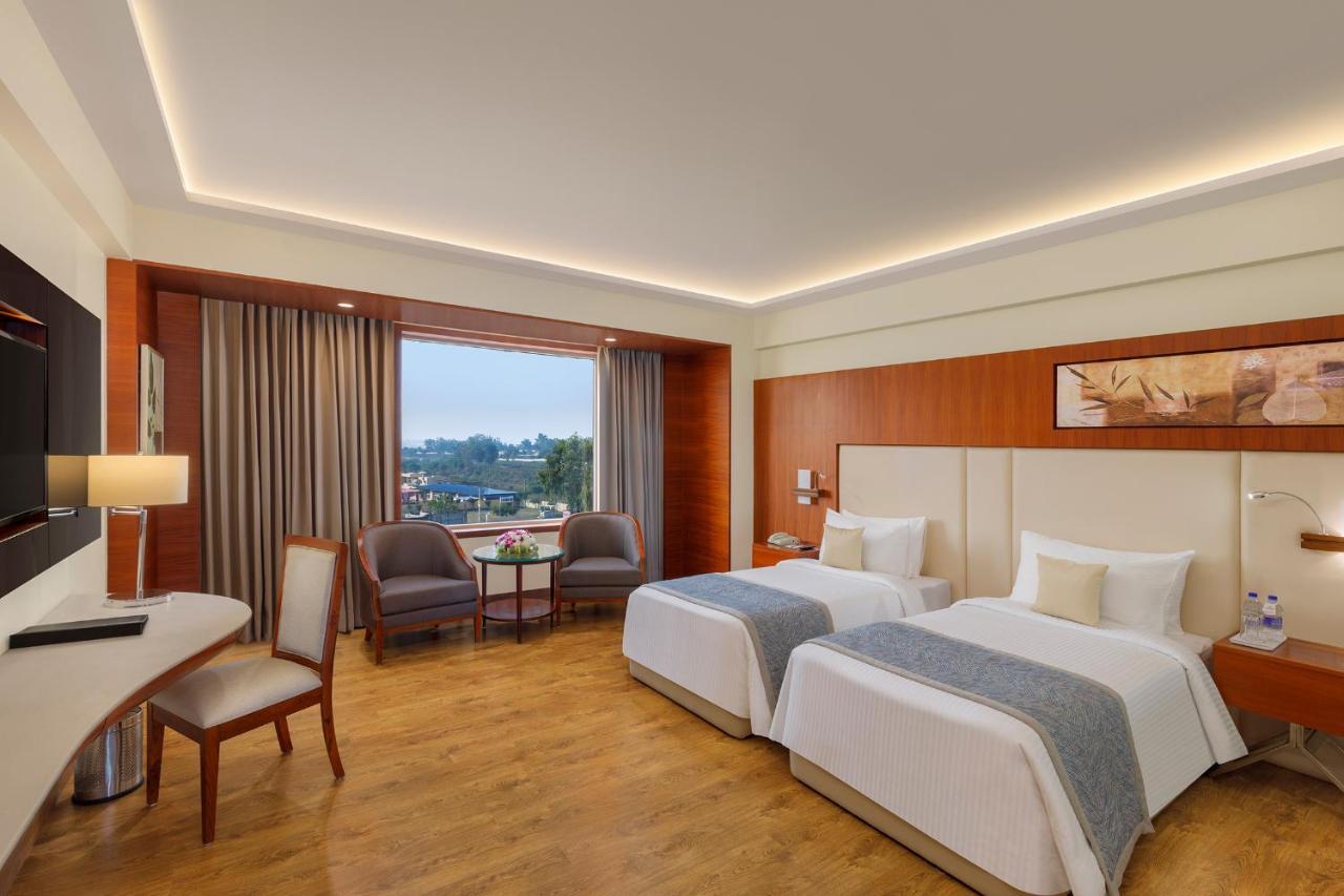Viraj Sarovar Portico Džammú Exteriér fotografie