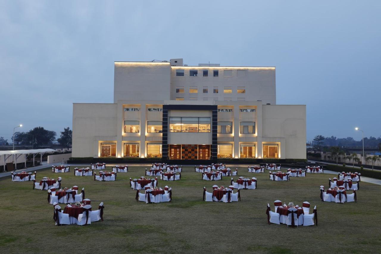 Viraj Sarovar Portico Džammú Exteriér fotografie