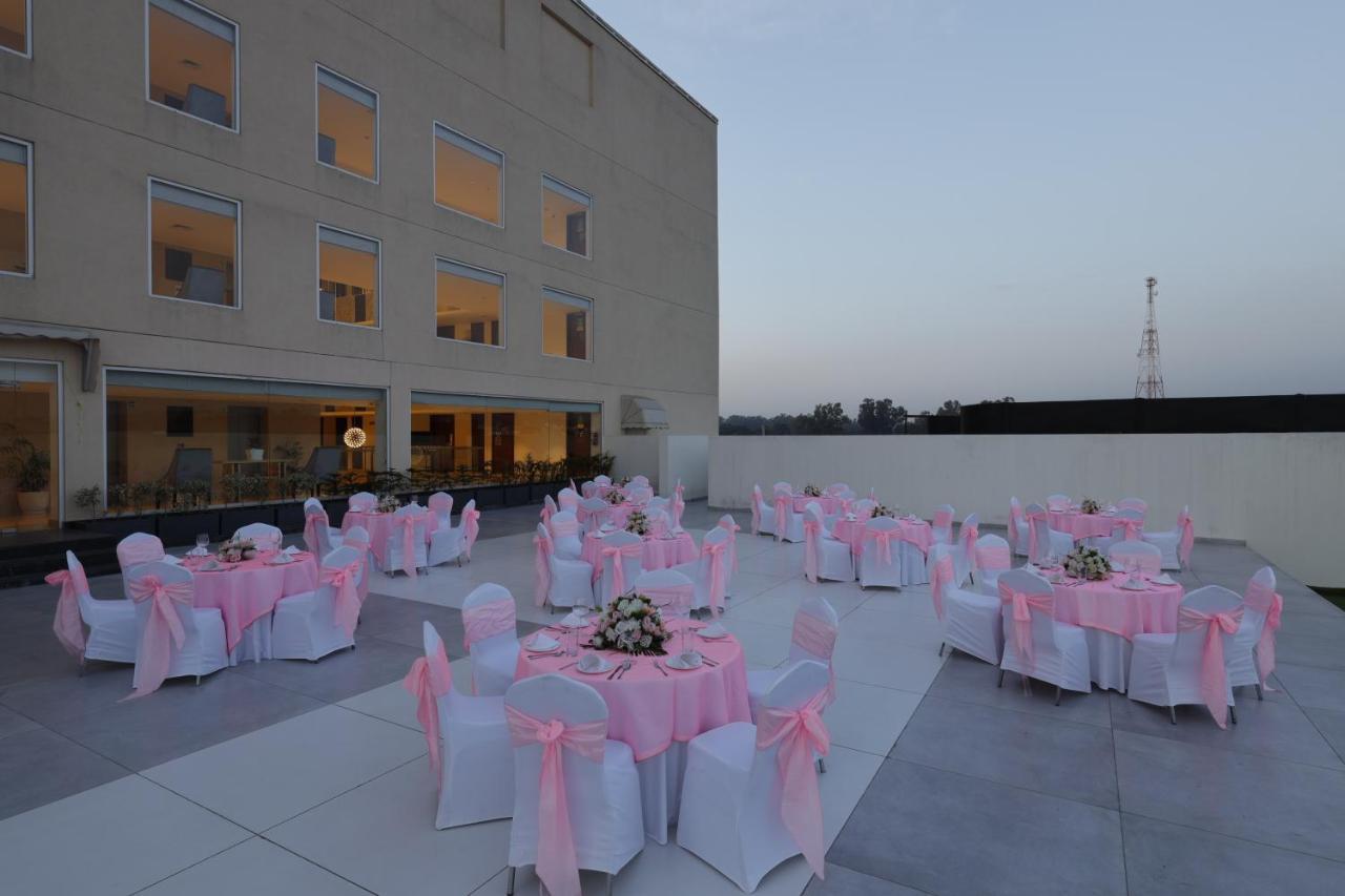Viraj Sarovar Portico Džammú Exteriér fotografie